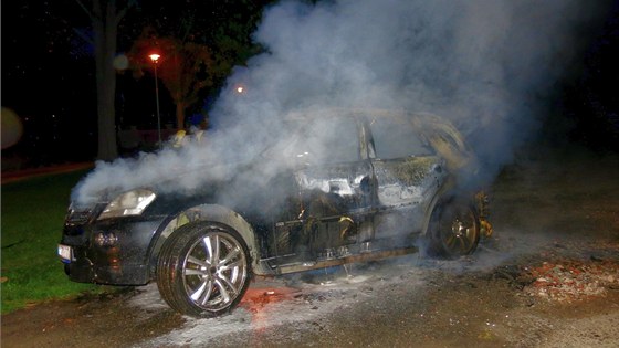 Muž úmyslně zapálil auto příbuzného jeho bývalé družky. Ilustrační snímek