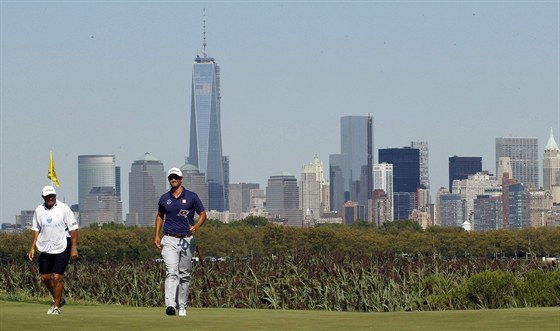 Australský golfista Adam Scott kráí na vítzstvím v The Barclays. V pozadí...
