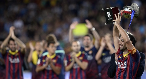Xavi pozvedl nad hlavu panlský Superpohár, který jeho Barcelona získala po...