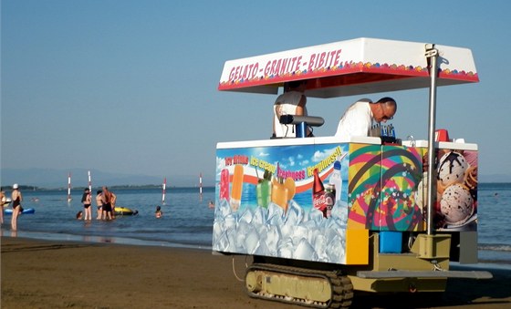 Pojízdný pásáek se zmrzlinou je pro dti obrovskou atrakcí. Prodává se...