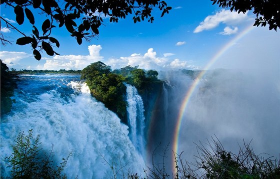 Celková výka Viktoriiných vodopád je 108 metr, íka více ne 1 700 metr.