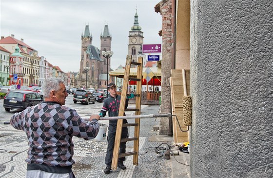 Na Velkém námstí v Hradci Králové se chystají kulisy k natáení filmu o...