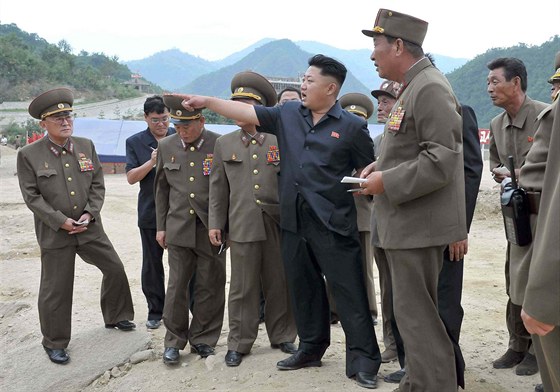 Kim Čong-un osobně přijel dohlédnout na výstavbu lyžařského areálu (18. srpna...