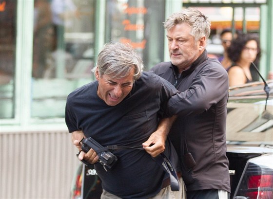 Alec Baldwin napadl fotografa.