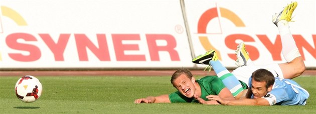 Jablonecký Jan Kopic a Nacho Pérez z Betisu Sevila v souboji v utkání play-off...