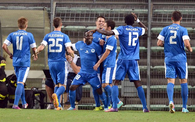 JE TO TAM Libere�tí fotbalisté se proti Udine radují z druhé branky, kterou...