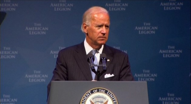 Viceprezident USA Joe Biden p�i projevu, kde hovo�í o nepochybné odpov�dnosti...