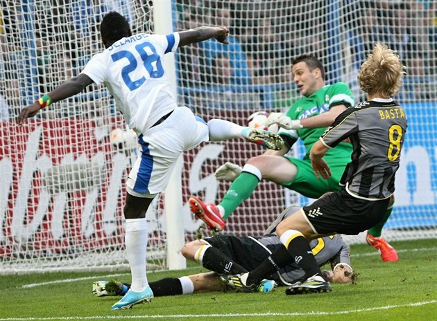 Liberecký Dzon Delarge st�ílí gól v zápase s Udinese.