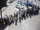 Izraelci u druhý den stojí fronty na výdej plynových masek v Tel Avivu. Ve
