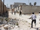 Vojáci Syrské svobodné armády utíkají, aby se ukryli ped Asadovými