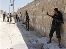 Vojáci Syrské svobodné armády se ukrývají ped Asadovými odstelovai ve mst