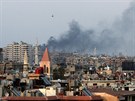 Sloup dýmu nad Damakem. Na pedmstí syrské metropole se stále bojuje,...