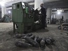 Povstalecká dílna na munici v Aleppu (27. srpna 2013)