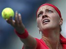 PŘI SERVISU. Česká tenistka Petra Kvitová se chystá podávat v 1. kole US Open.