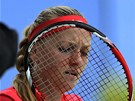 POD VÝPLETEM. Česká tenistka Petra Kvitová si v 1. kole US Open upravuje raketu.