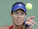 KRÁSA PODÁNÍ. Srbská tenistka Ana Ivanoviová podává v 1. kole US Open.