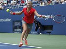 Česká tenistka Petra Kvitová se natahuje po míčku v utkání 1. kola US Open.