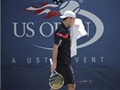 NENÍ V POHOD. Polský tenista Jerzy Janowicz se v 1. kole US Open trápil.