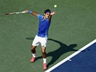 výcarský tenista Roger Federer podává v 1. kole US Open.