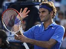 DÍKY! výcarský tenista Roger Federer zdraví diváky po postupu do 2. kola US