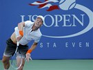 PODÁNÍ. eský tenista Tomá Berdych servíruje v 1. kole US Open.