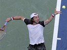 Italský tenista Paolo Lorenzi podává v utkání 1. kola US Open proti Berdychovi.