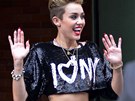Také zpvaka Miley Cyrus s oblibou pedvádí více i mén zdailé outfity s...