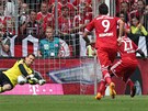Raphael Schäfer, branká Norimberku, chytá penaltu Davidu Alabovi z Bayernu