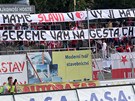 Slávistití fanouci s transparentem pi utkání proti Znojmu.