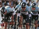 Cyklisté týmu Omega Pharma-Quick-Step finiují v týmové asovce v úvodní etap
