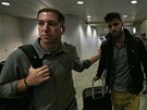 Glenn Greenwald (vlevo) a jeho partner David Miranda na letiti v Rio de