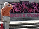 Mu si prohlíí narovo nabarvený památník Rudé armády v bulharské Sofii. (21.
