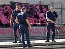 Bulhartí policisté uzaveli prostor kolem pomalovaného památníku Rudé armády.