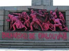 Narovo zabarvený památník Rudé armády v bulharské Sofii (21. srpna 2013)