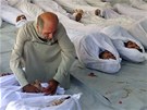 Mu oplakává mrtvé civilisty v syrském mst Douma, zabité pi údajném