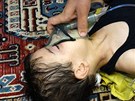 Malý chlapec s kyslíkovou maskou na damaském pedmstí Sakba.