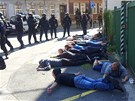 Prvních jedenáct zadrených radikál pi bojích s policií v Ostrav-Pívozu....