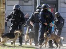 Do zásahu se zapojili i policisté se sluebními psy. (24. srpna 2013)