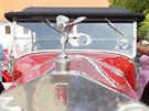 Jednou z ozdob setkání historických aut v Teboni byl i tento ervený Rolls...