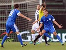 LIBERECKÁ RADOST Sergej Rybalka z Liberce (uprosted) práv vstelil gól Udine....