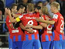 PLZESKÁ RADOST Plzetí fotbalisté se radují z jednoho z gól na Slovácku.