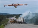 Letadlo hasí hoící kamion na kanadské silnici Trans-Labrador Highway.