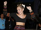 Miley Cyrusová na erveném koberci zatancovala.