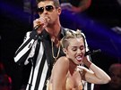 Na pódiu se pak Miley Cyrusová svlékla do latexového prádla.