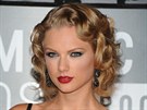 Taylor Swiftová své dlouhé blond vlasy zvlnila.