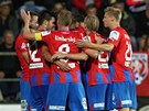 Fotbalisté Plzn se radují z gólu proti Slovácku. 