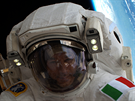 Italský astronaut Luca Parmitano zail bhem výstupu do vesmíru (EVA)...