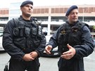 Zlíntí policisté  Luká Polák (vlevo) a Miroslav Urban popisují, jak pomohli...
