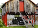 Garáové stání s horním úloným prostorem pipomíná skandinávské domky v