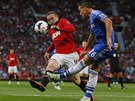 Wayne Rooney (vlevo) z Manchesteru United se snaí zblokovat pihrávku Johna...